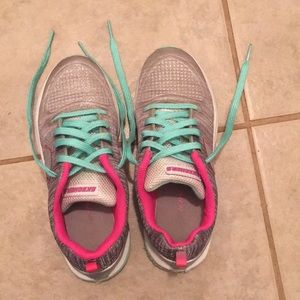 I’m selling a pair of Skechers